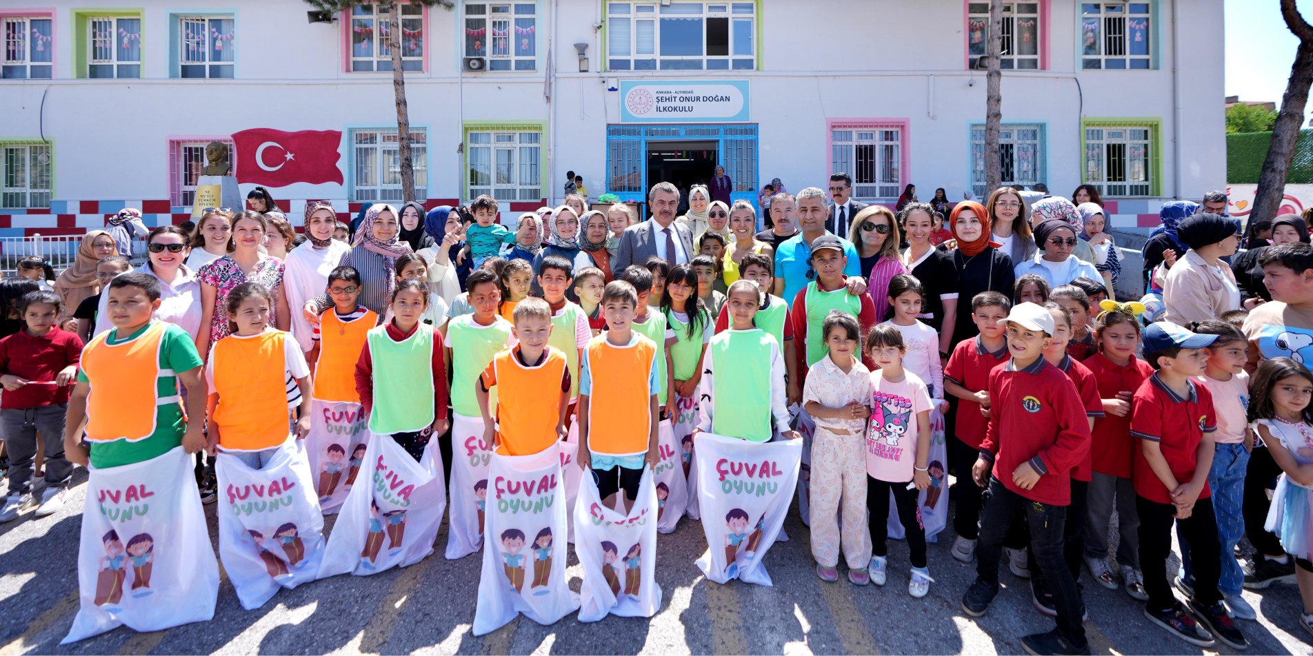 BAKAN TEKİN, ÖĞRENCİLERİN 